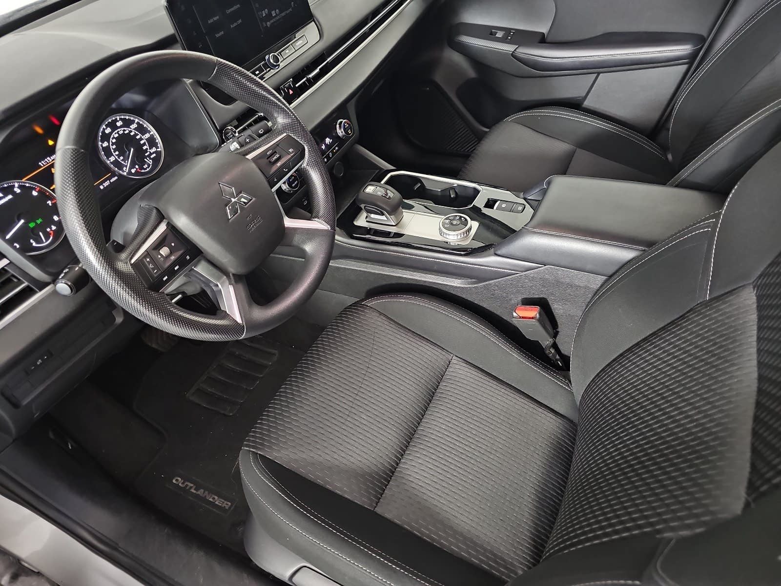 2025 Mitsubishi Outlander ES