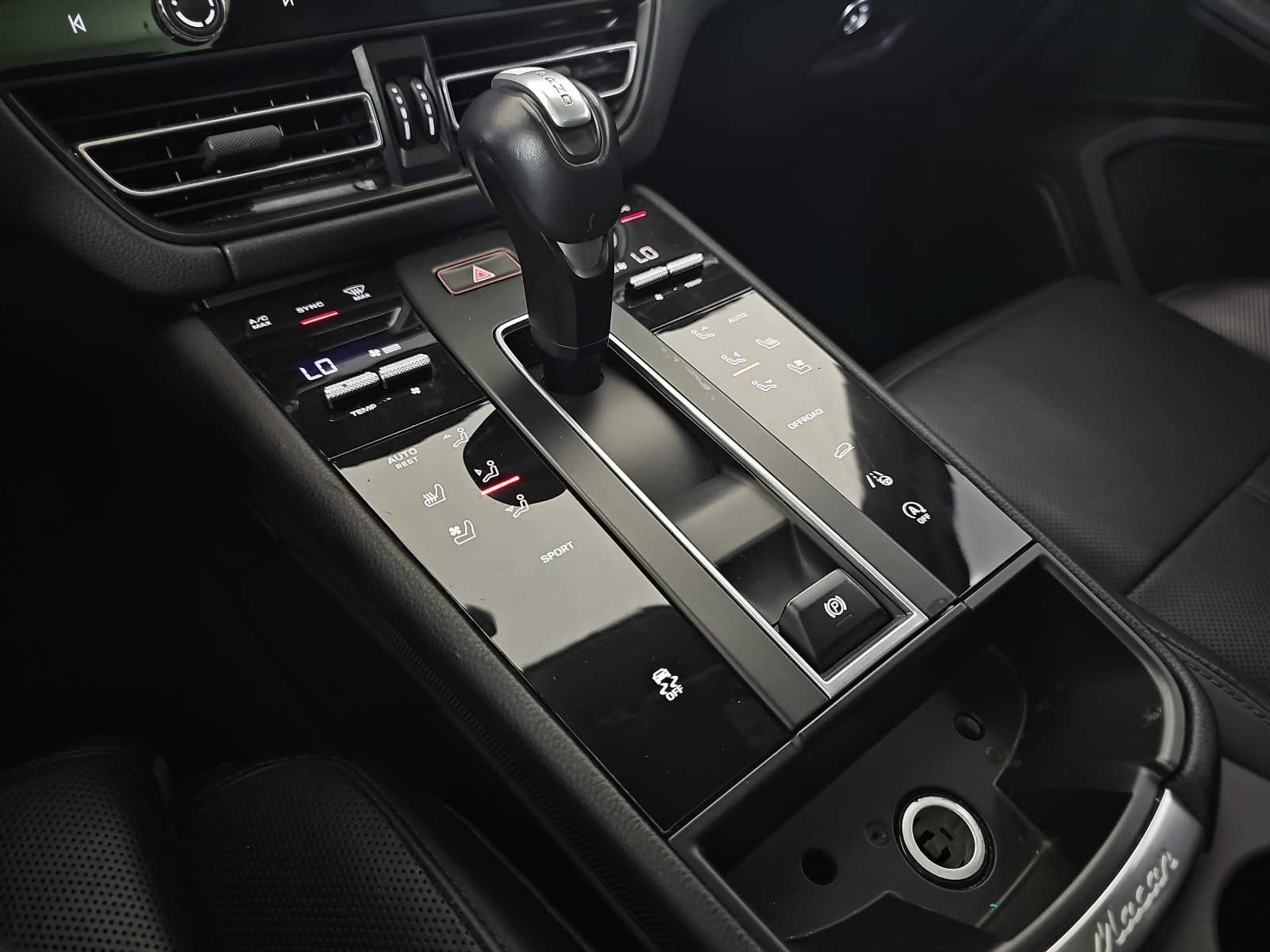 2025 Porsche Macan Base