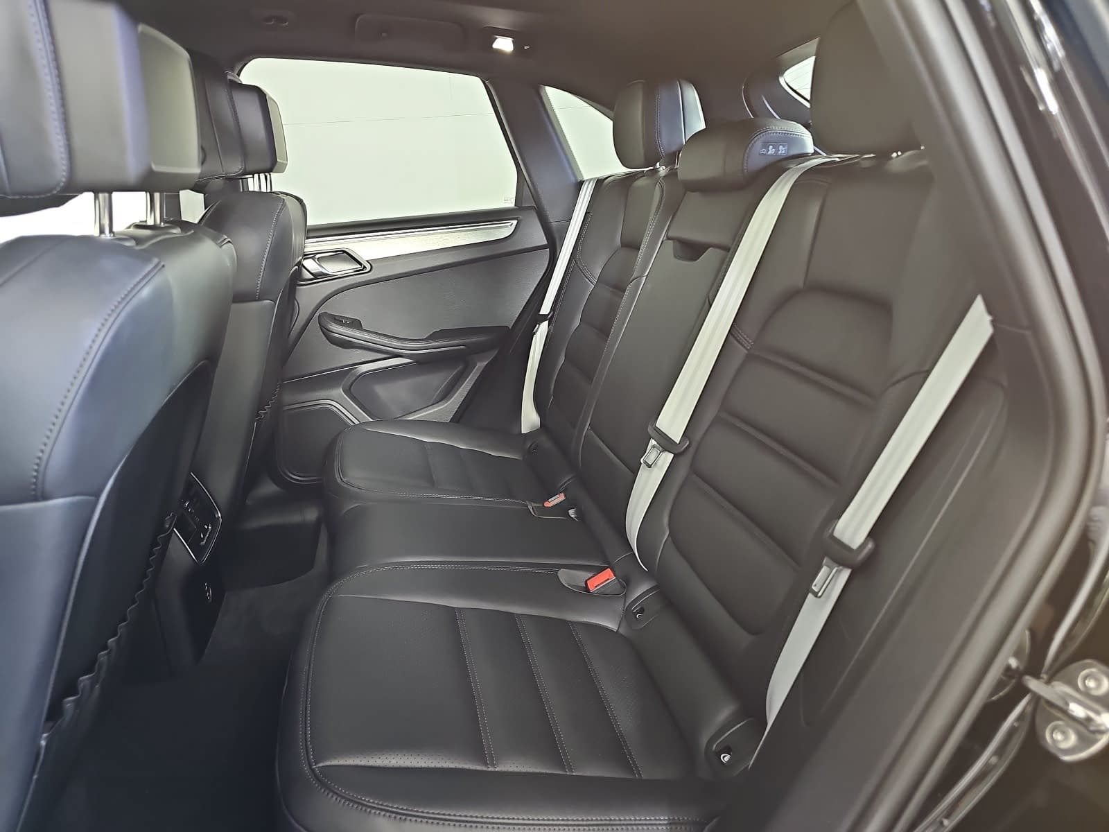 2023 Porsche Macan Base