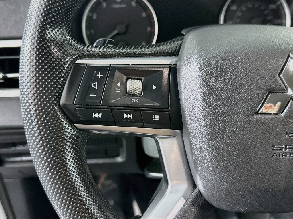 2025 Mitsubishi Outlander ES