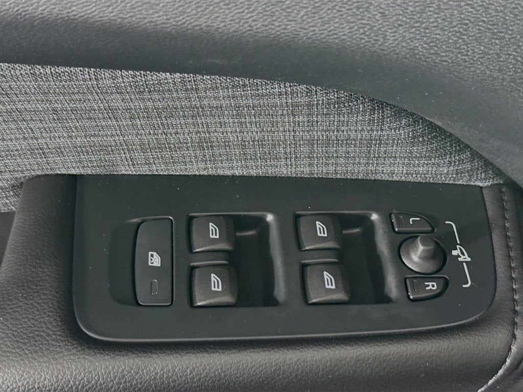 2023 Volvo XC60 B5 Core